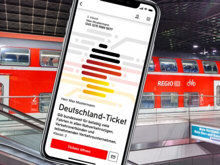 Deutschland-Ticket D-Ticket oder 49 Euro Ticket auf einem Handy mit Regionalbahn Regionalzug Fotomontage in Berlin, Deutschland Von Markus Mainka